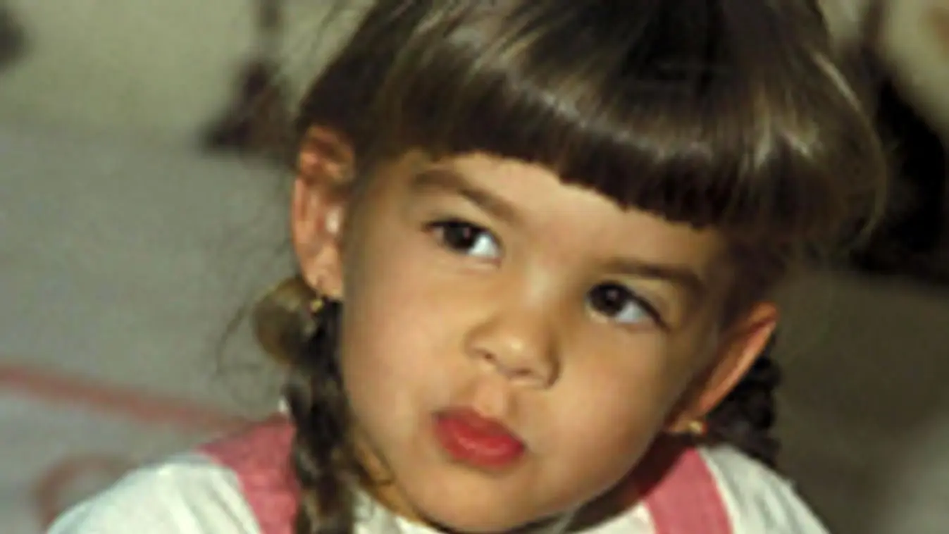 Retró képelismerő: Egy igazi cukiság látható a képen, mára már egy komoly, érett nő. Felismered?